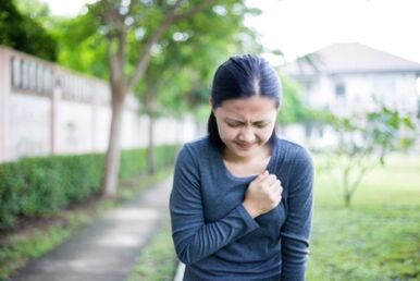 I sintomi dell'osteocondrosi toracica possono essere simili a quelli di un infarto